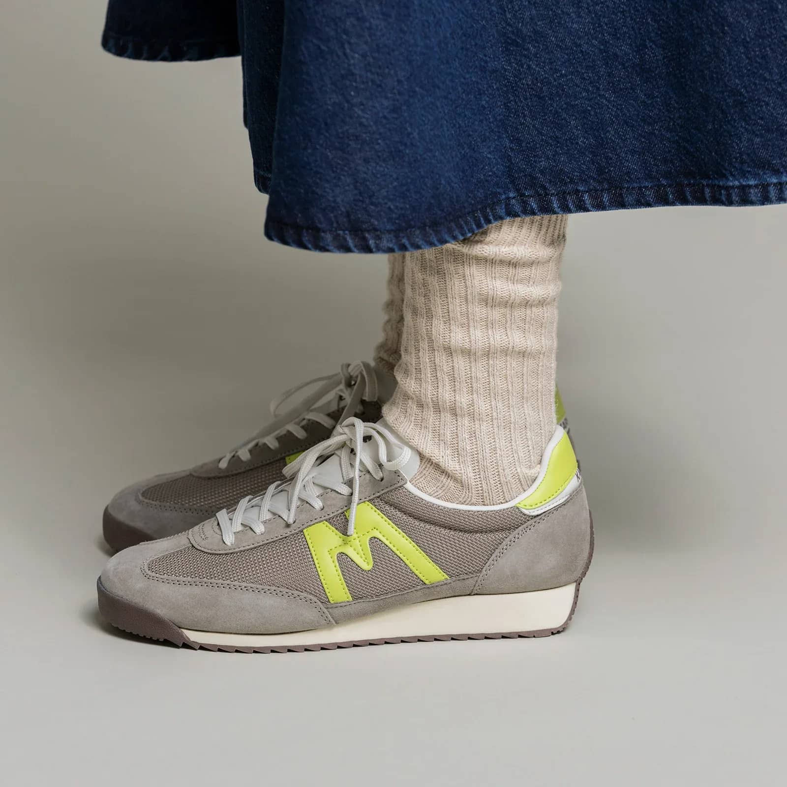 Karhu bej Mestari 76 sneaker, önden çapraz görünüm