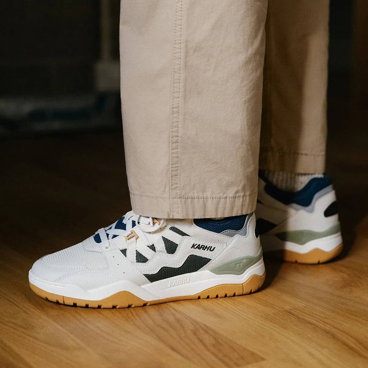 Karhu beyaz Fusion XT sneaker, önden çapraz görünüm