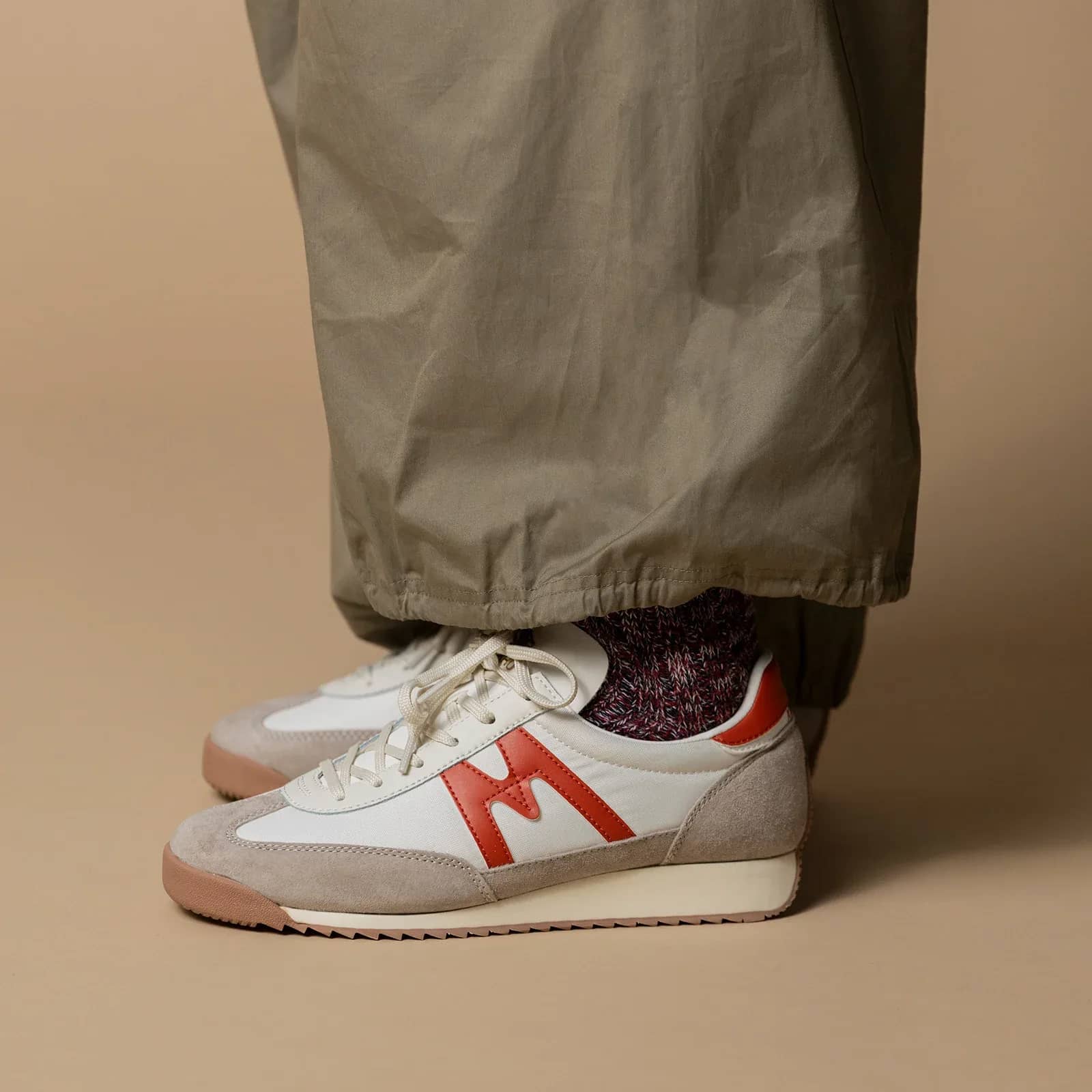 Karhu gümüş Mestari 76 sneaker, önden çapraz görünüm