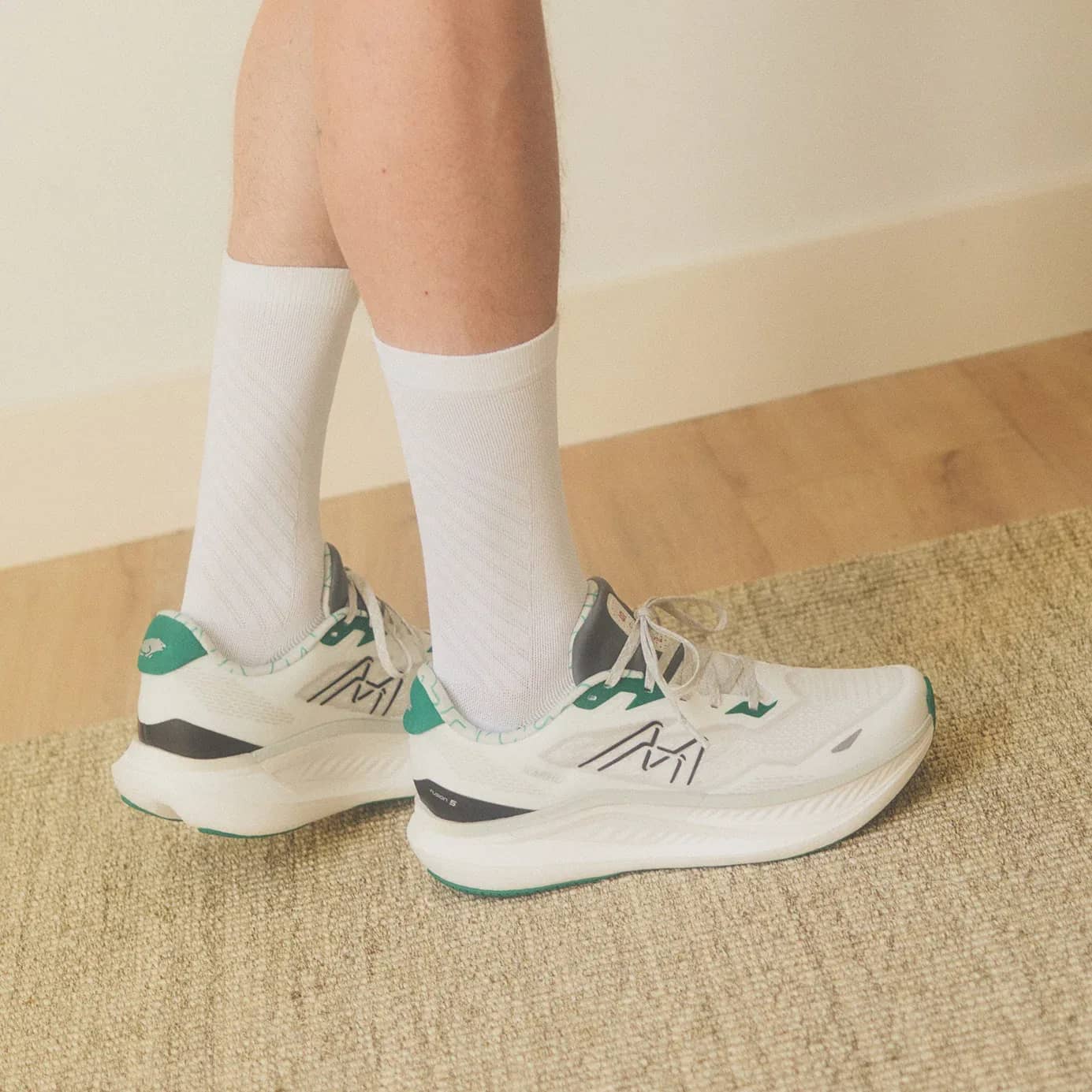 Karhu beyaz Women'S Fusion 5.0 runner sneaker, önden çapraz görünüm