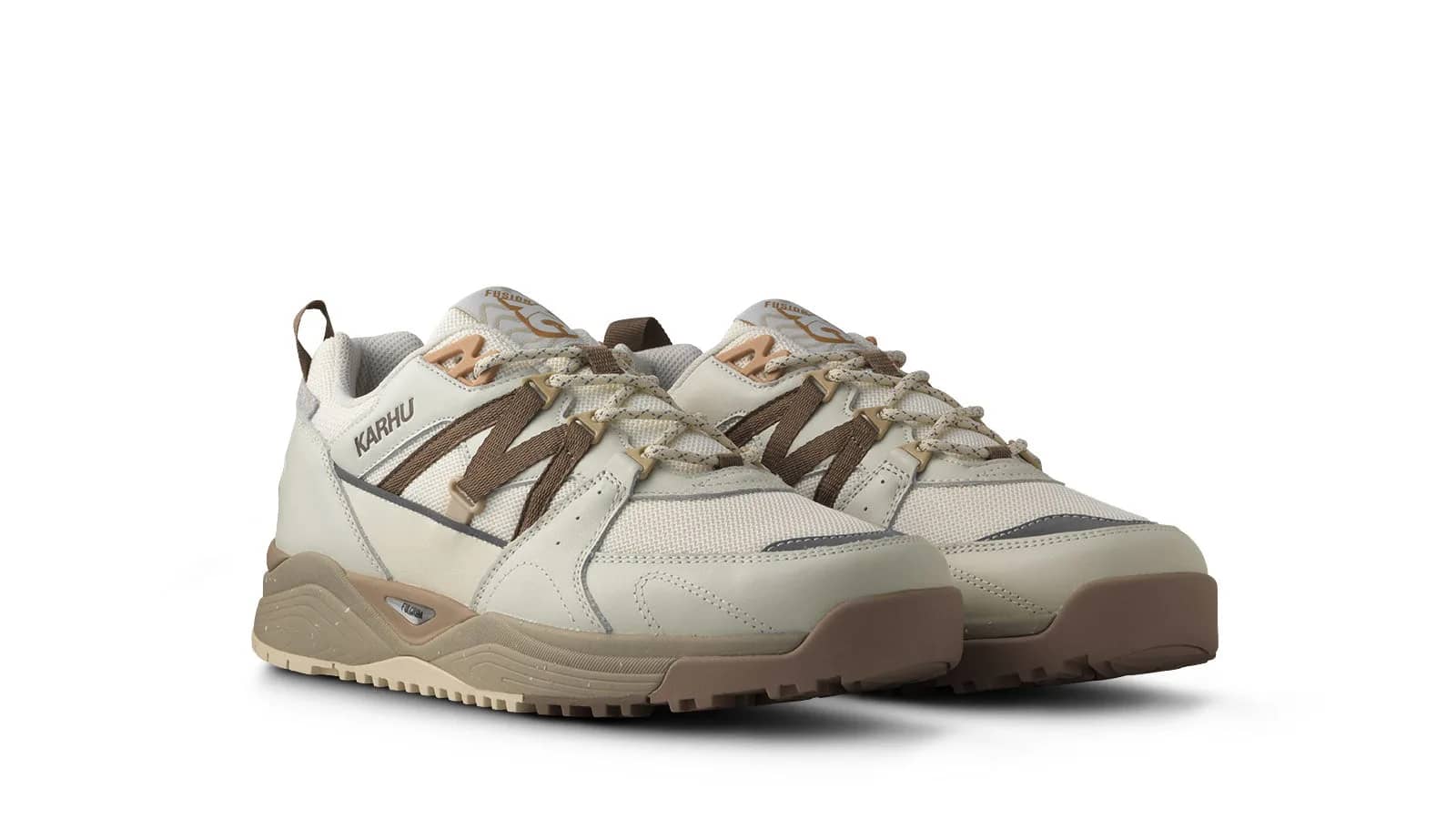 Karhu beyaz Fusion XC sneaker, arkadan çapraz görünüm