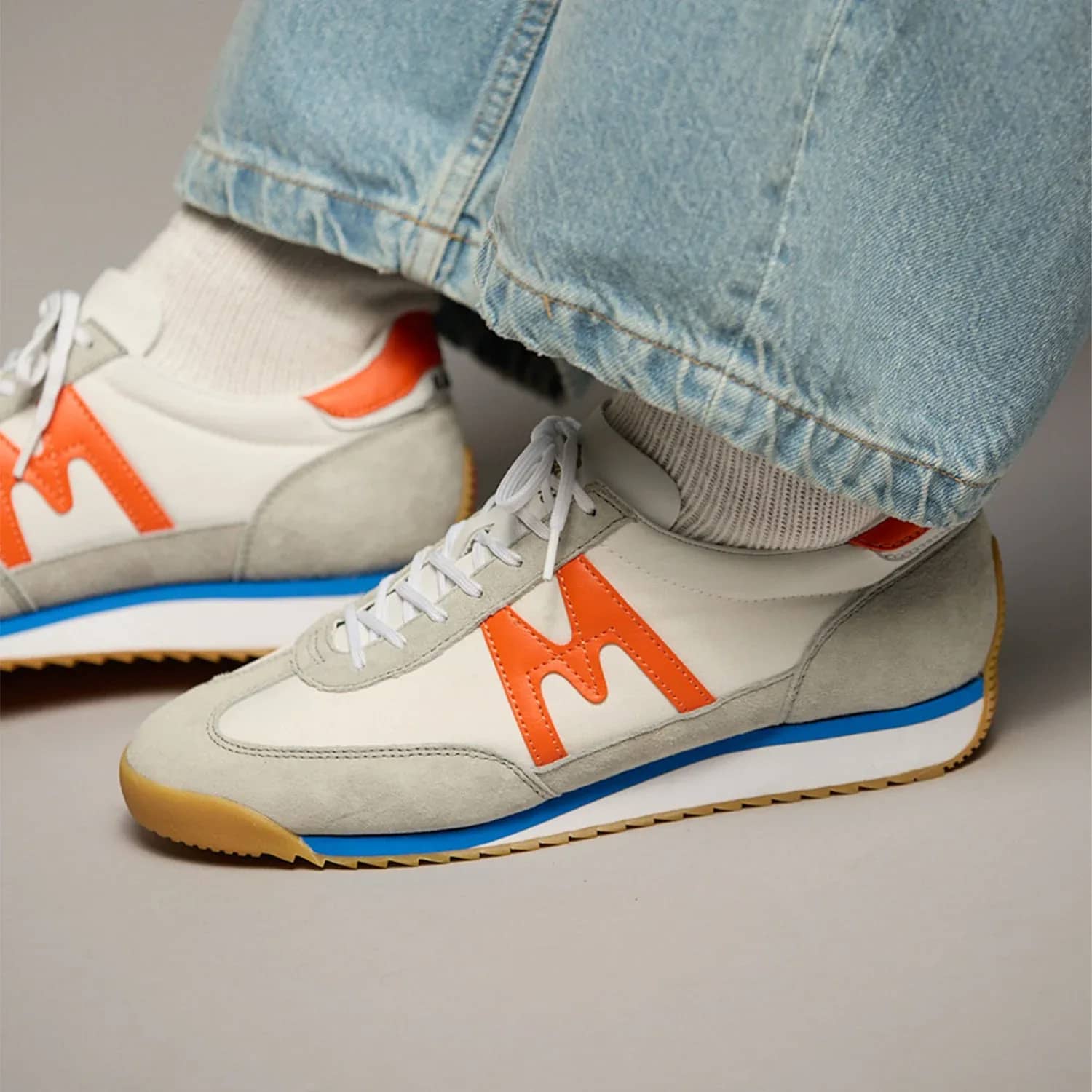 Karhu beyaz Mestari 76 sneaker, önden çapraz görünüm