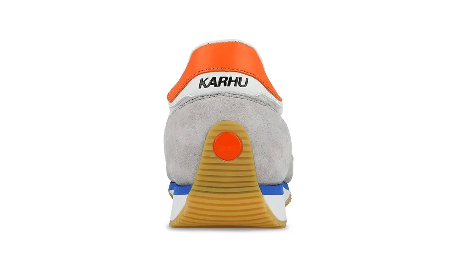Karhu beyaz Mestari 76 sneaker, arkadan çapraz görünüm