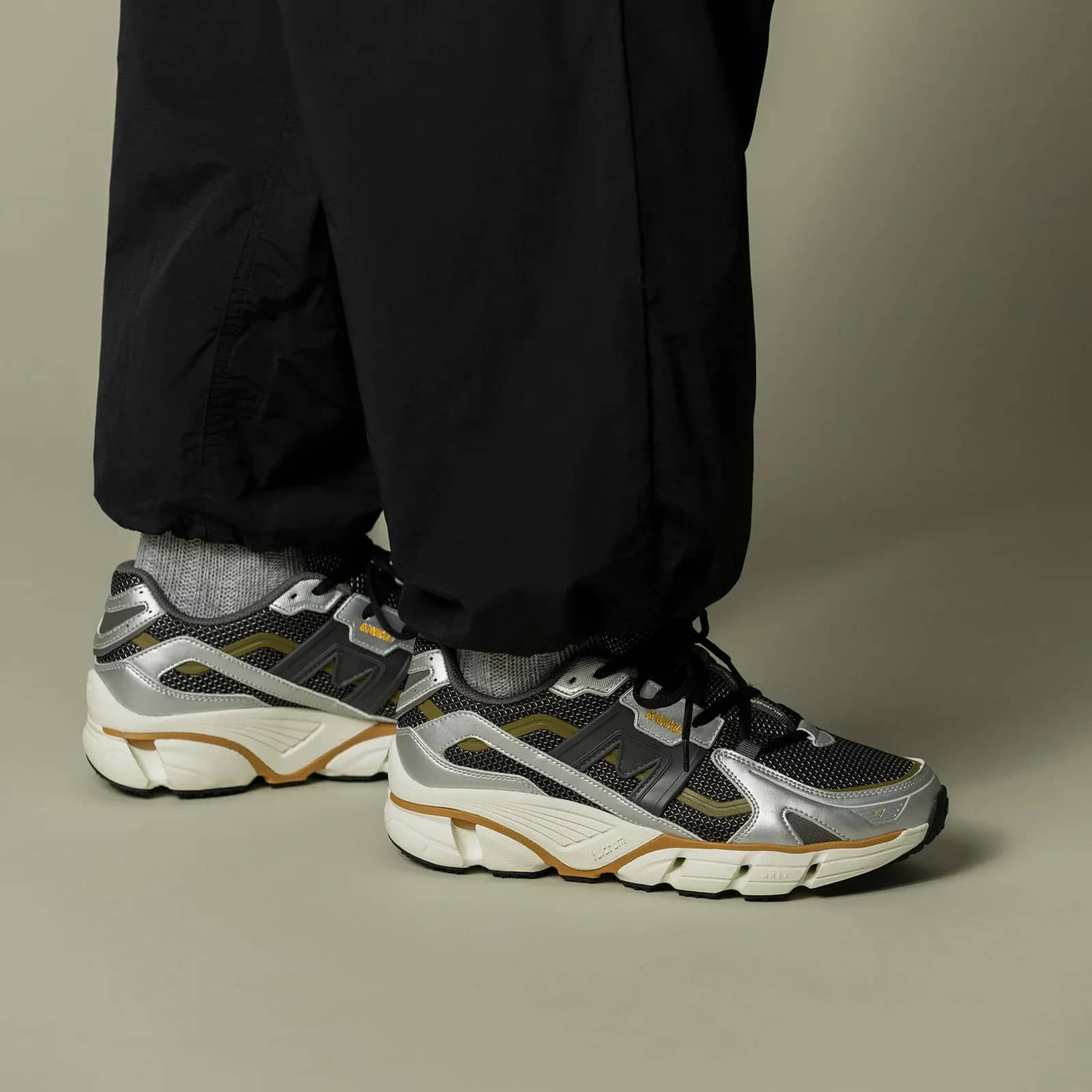 Karhu gümüş Super Fulcrum sneaker, önden çapraz görünüm
