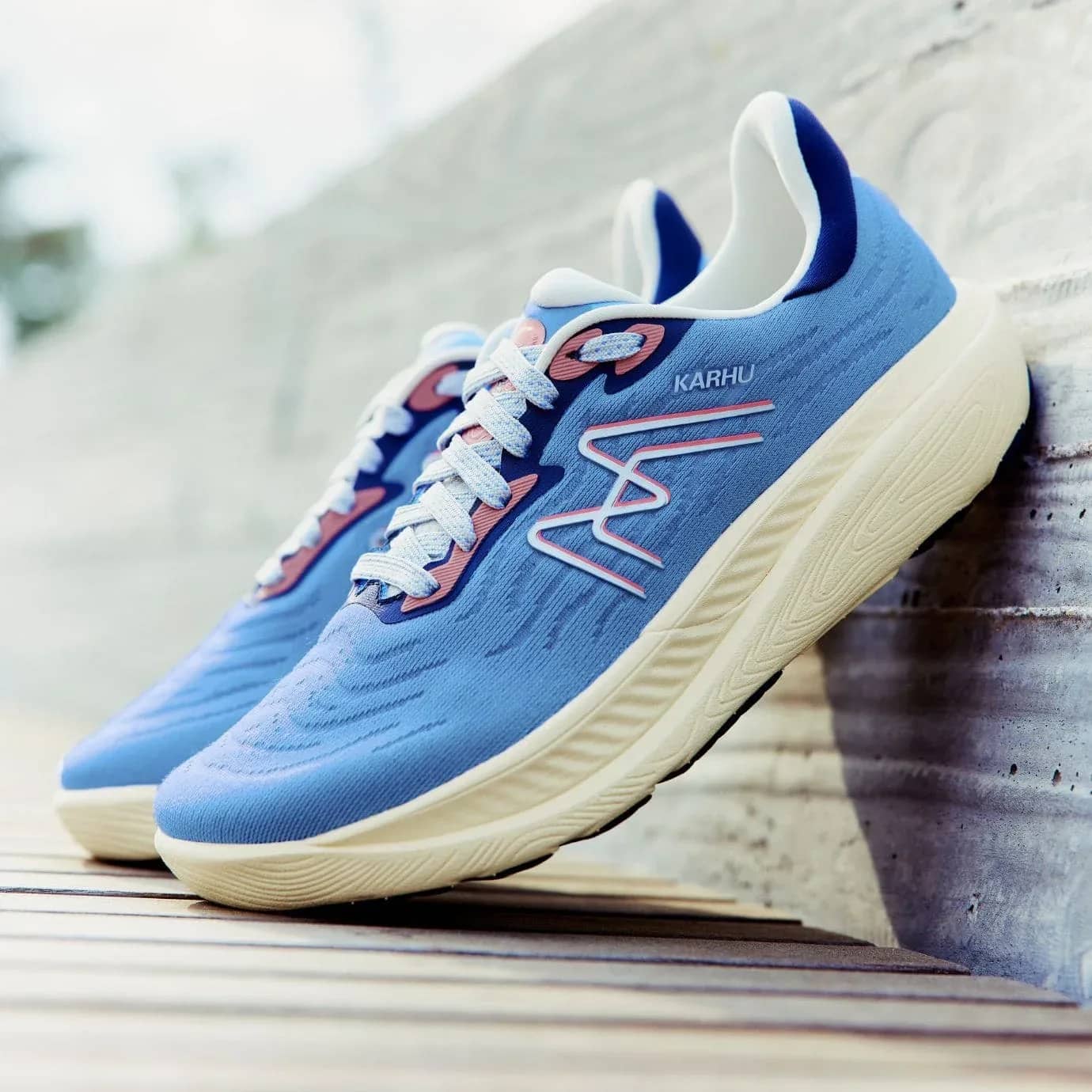 Karhu mavi Women'S Ikoni 3.0 Hivo runner sneaker, önden çapraz görünüm