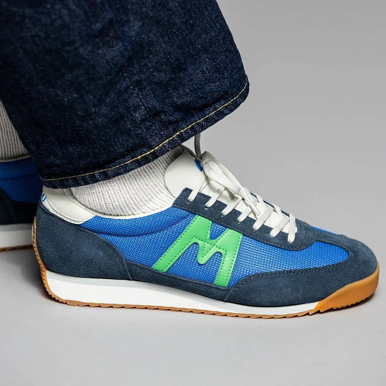 Karhu mavi Mestari 76 sneaker, önden çapraz görünüm