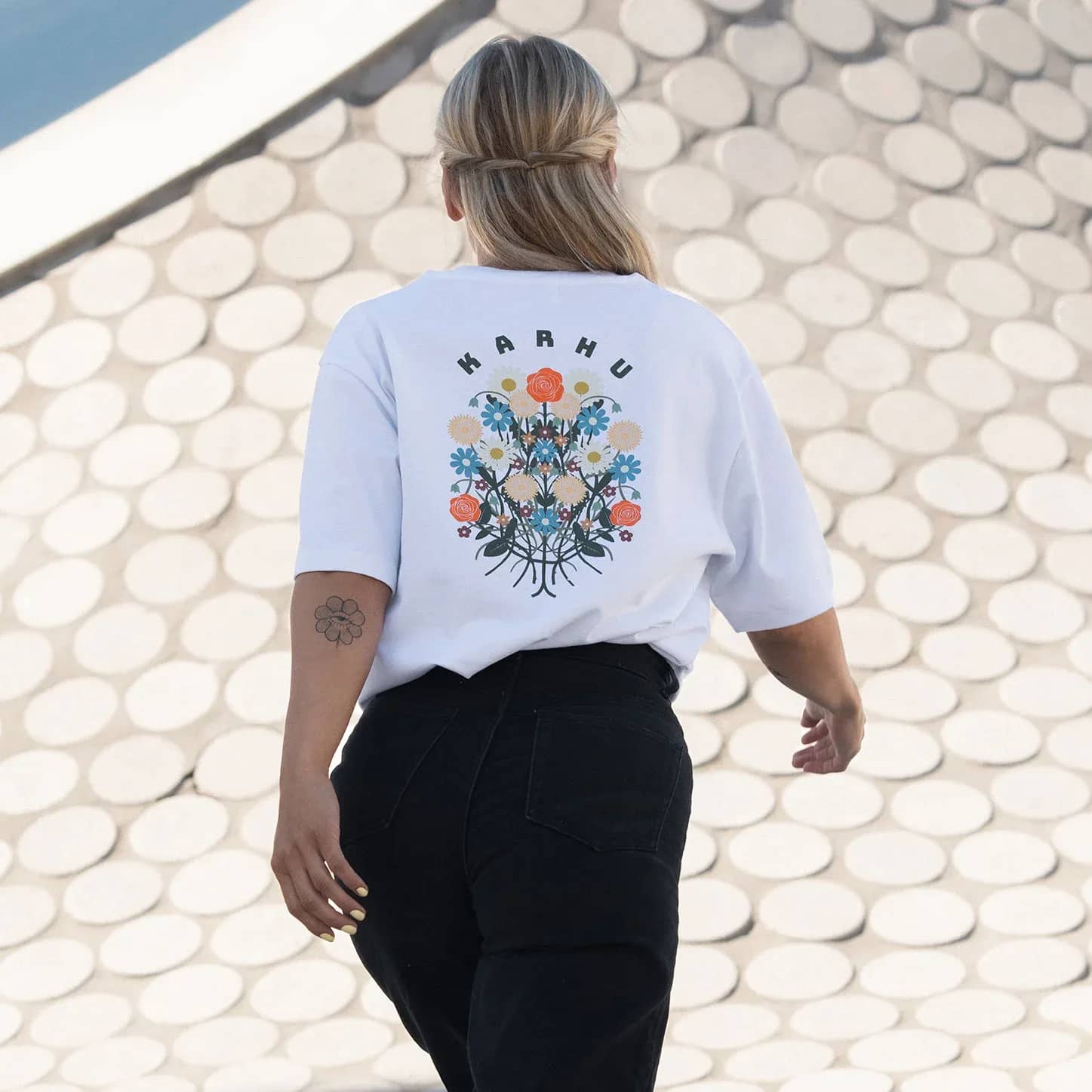 Karhu beyaz Flower Bouquet T–shirt gömlek, arkadan görünüm