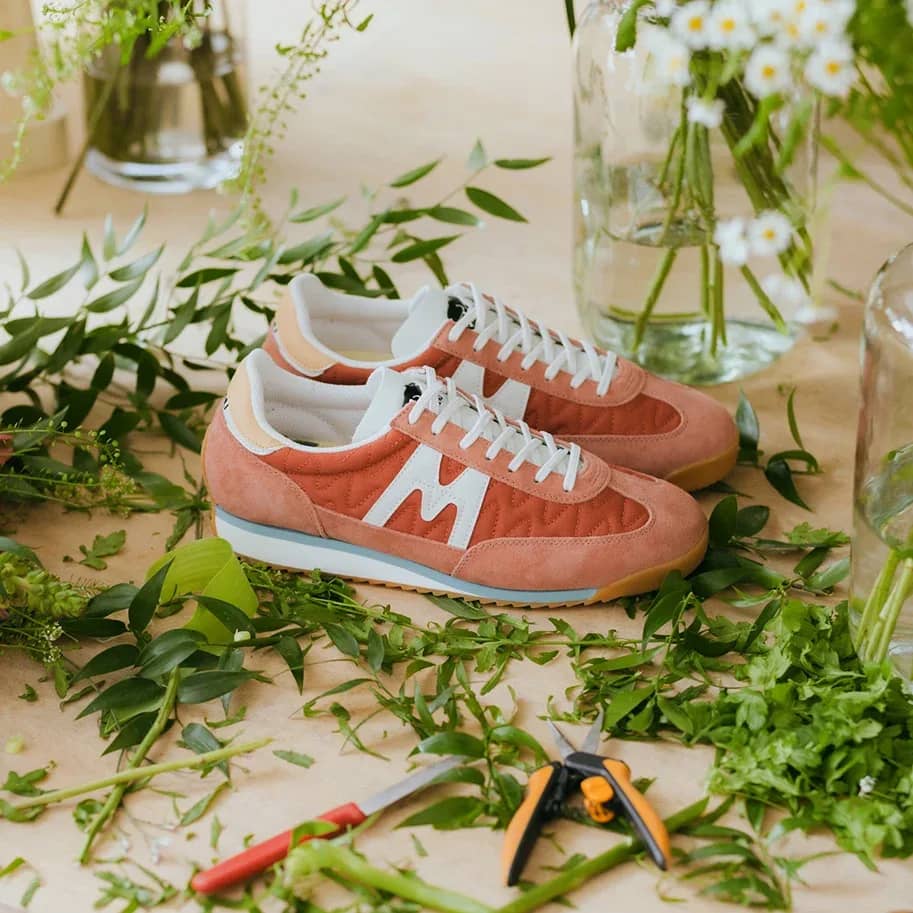 Karhu kahverengi Mestari 76 sneaker, önden çapraz görünüm