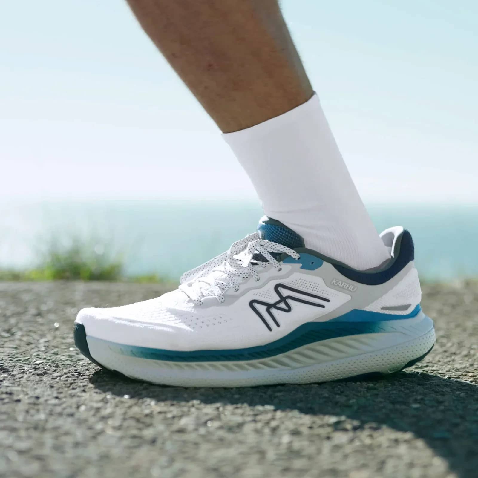 Karhu beyaz Men'S Mestari Run 2.0 runner sneaker, önden çapraz görünüm