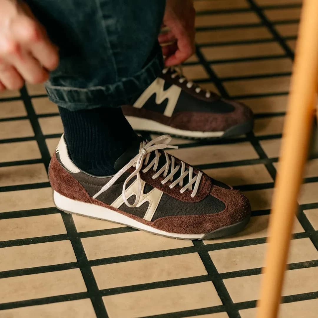 Karhu kahverengi Mestari 76 sneaker, önden çapraz görünüm