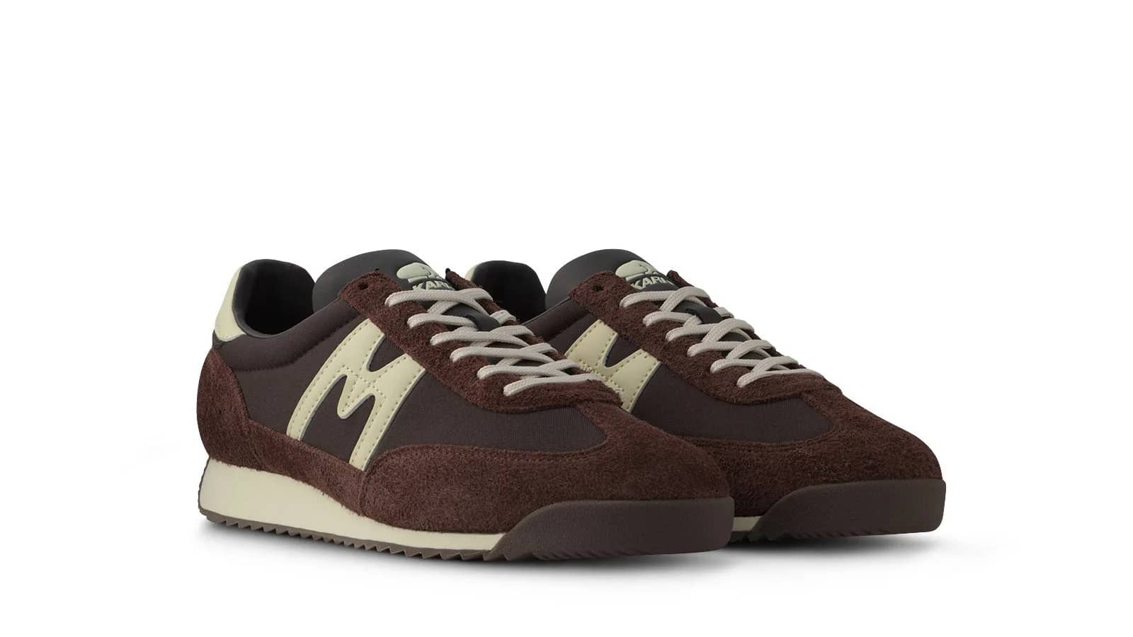 Karhu kahverengi Mestari 76 sneaker, arkadan çapraz görünüm