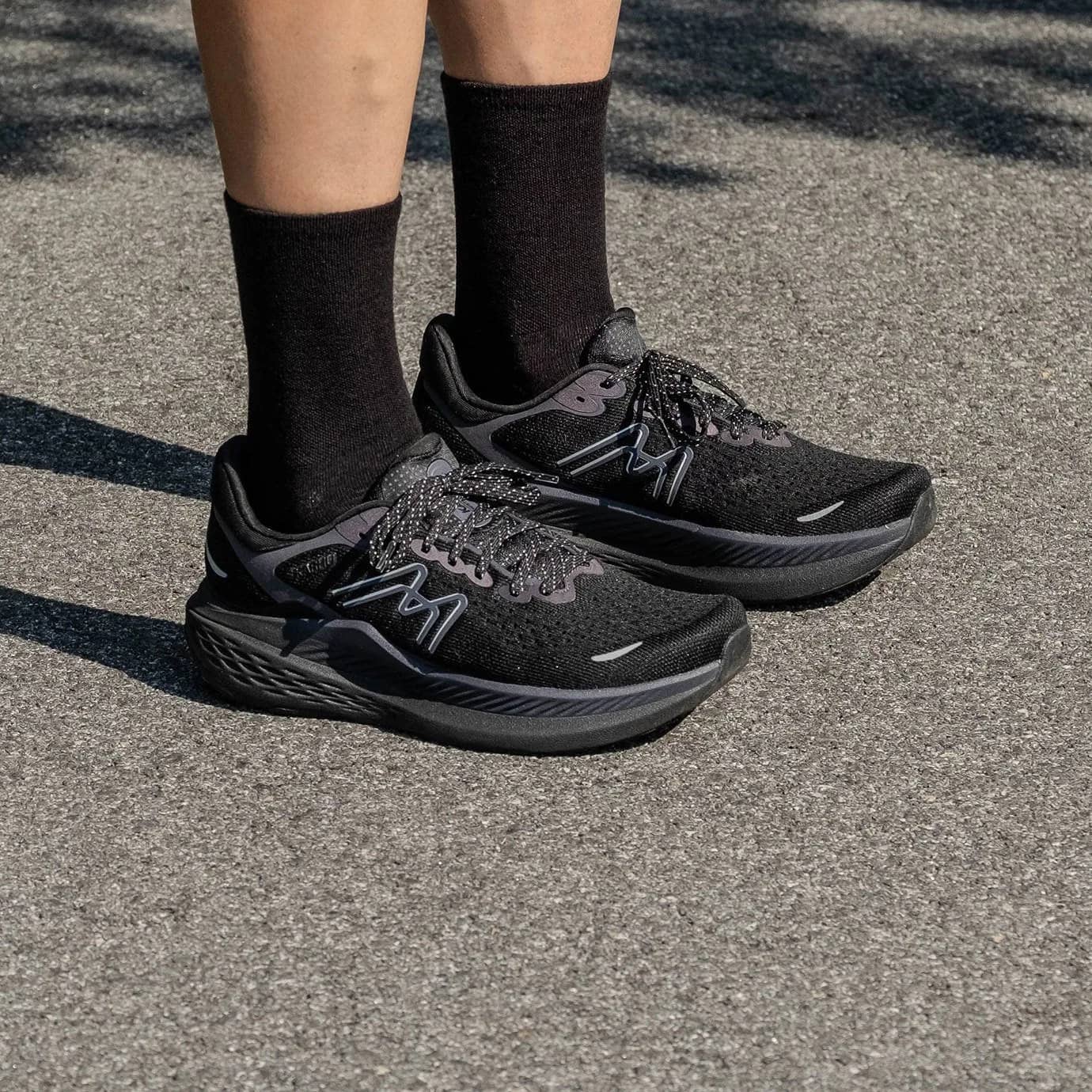 Karhu siyah Women'S Mestari Run 1.5 runner sneaker, önden çapraz görünüm