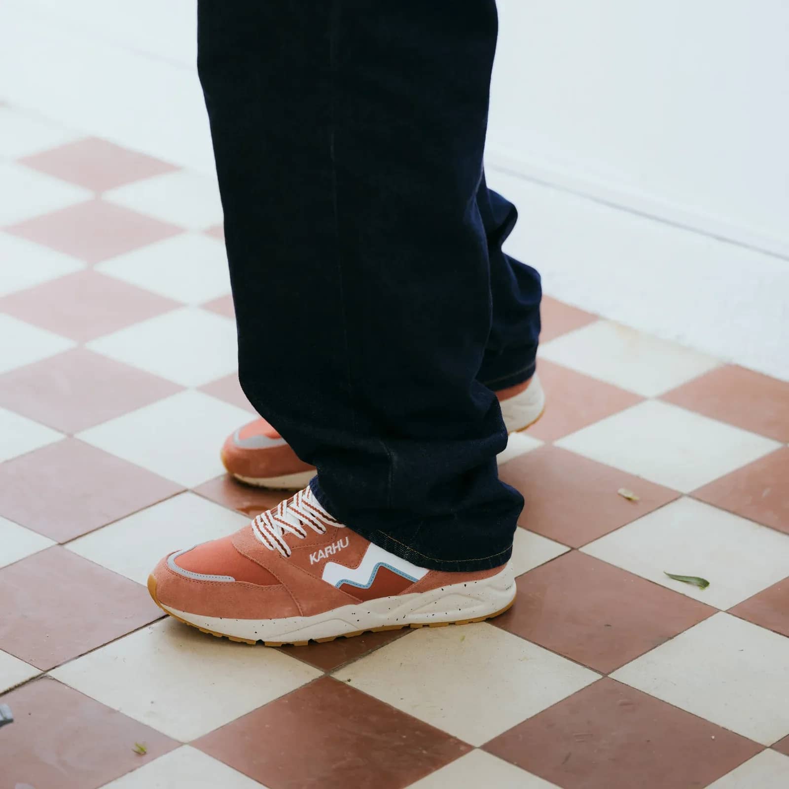 Karhu kahverengi Aria 95 sneaker, önden çapraz görünüm