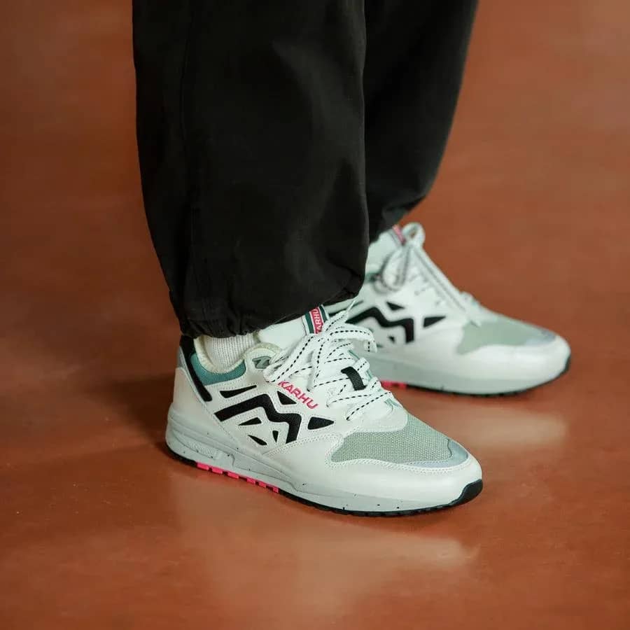 Karhu beyaz Legacy 96 sneaker, önden çapraz görünüm