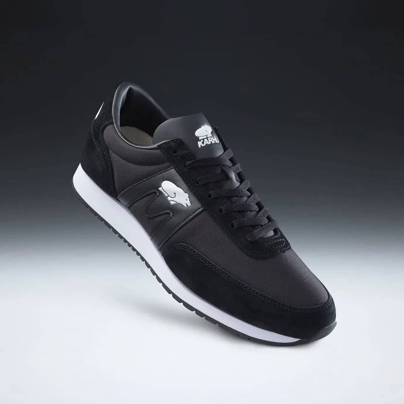 Karhu siyah Albatross 82 sneaker, önden çapraz görünüm