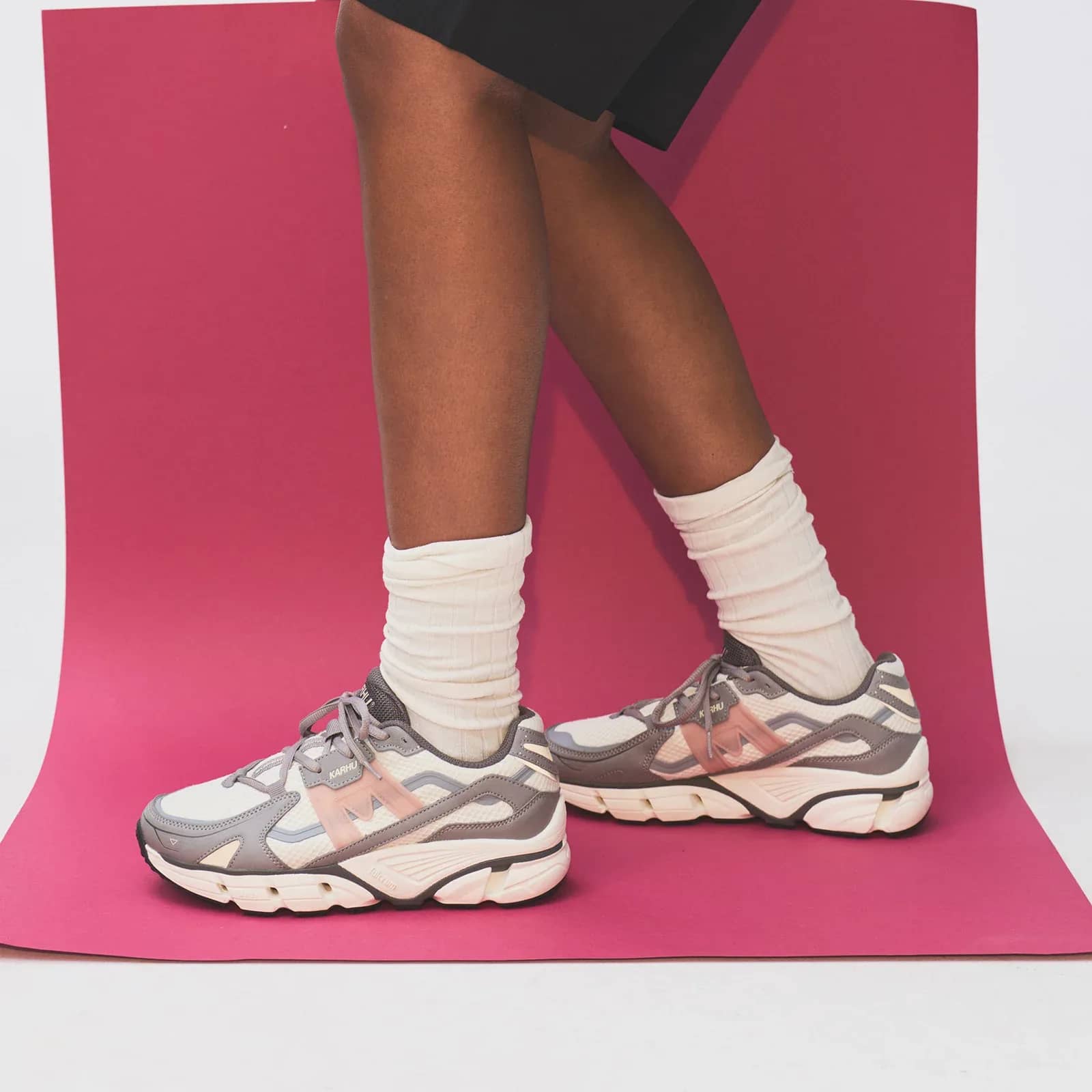 Karhu gri Super Fulcrum sneaker, önden çapraz görünüm