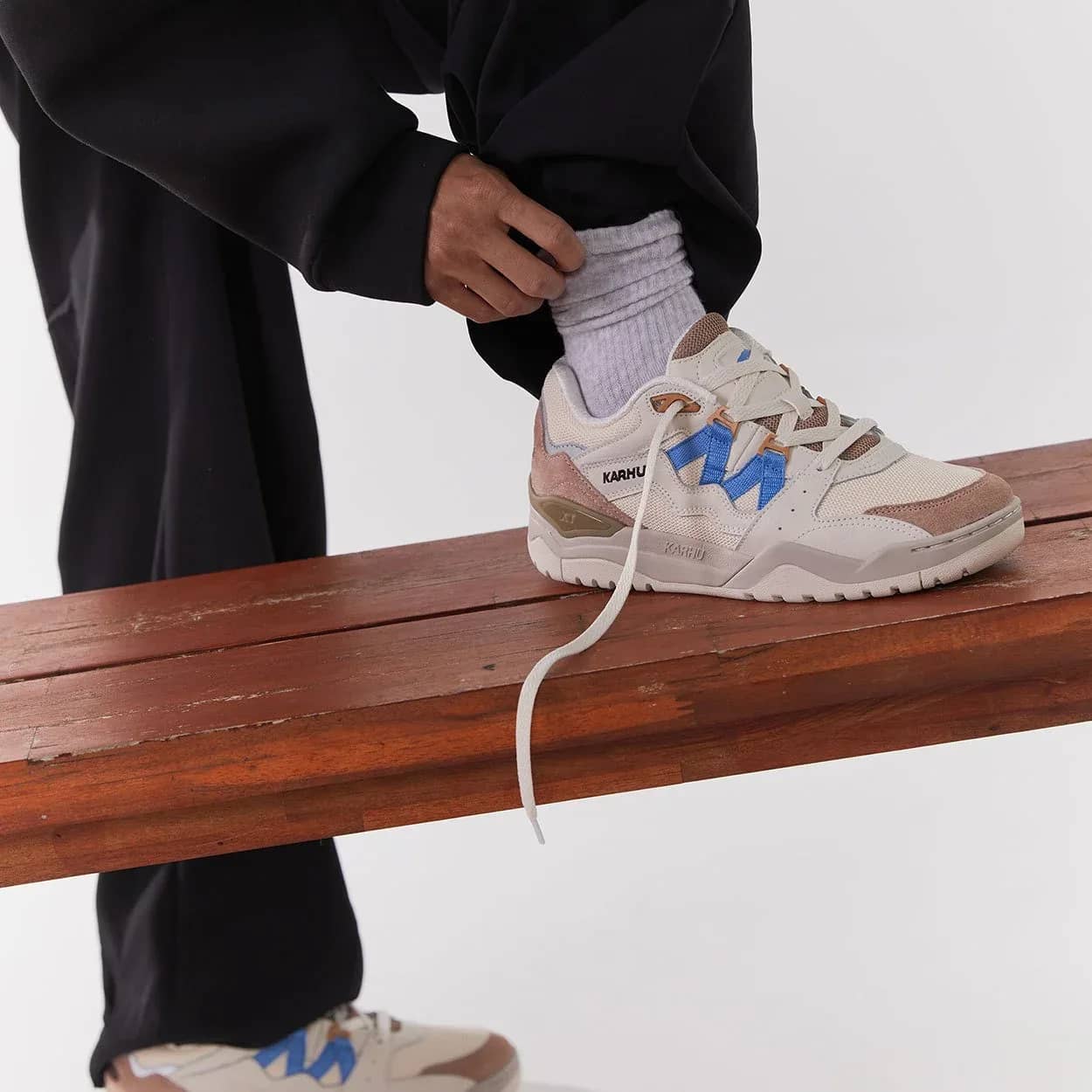 Karhu vizon Fusion XT sneaker, önden çapraz görünüm