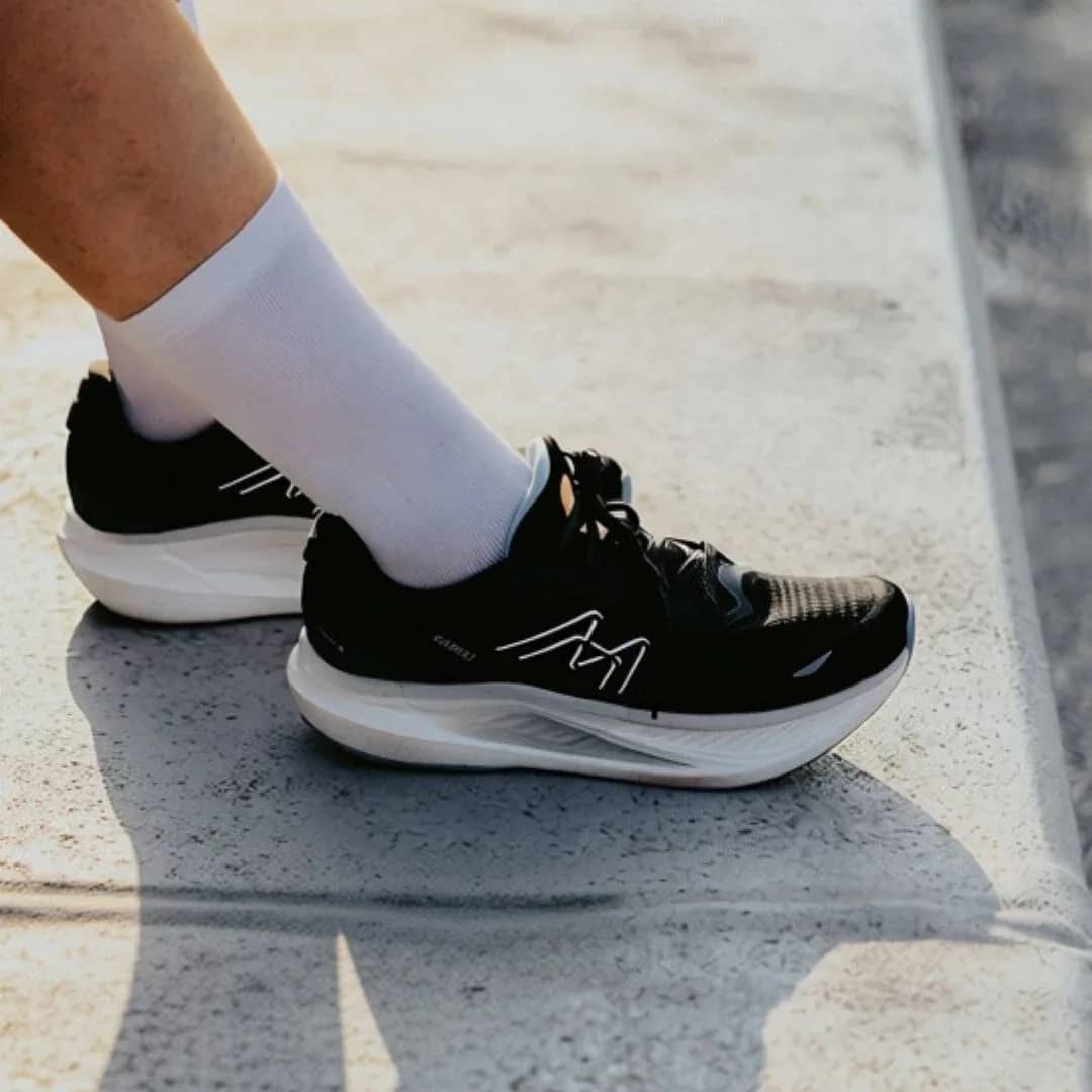 Karhu siyah Women'S Fusion 5.0 runner sneaker, önden çapraz görünüm