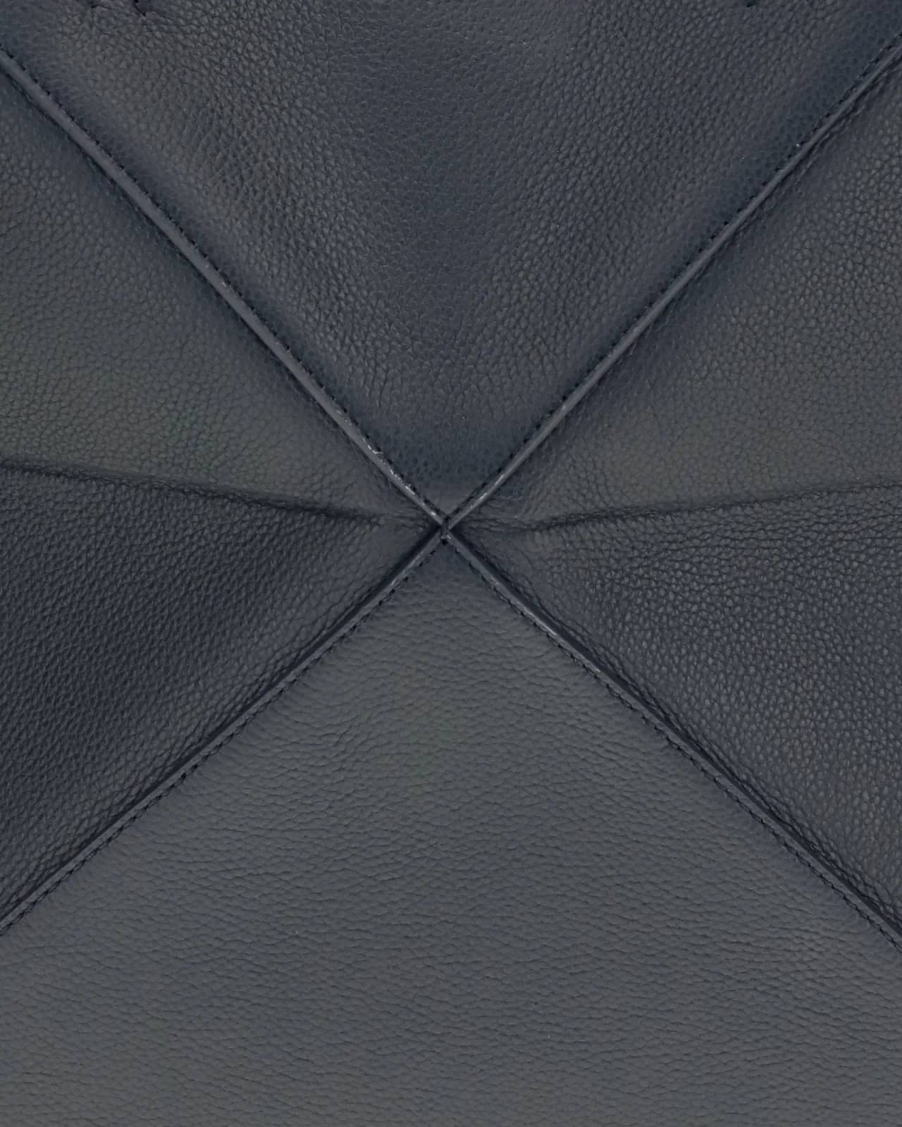 Loewe lacivert Orta Boy Puzzle Fold deri tote çanta, detay görünüm