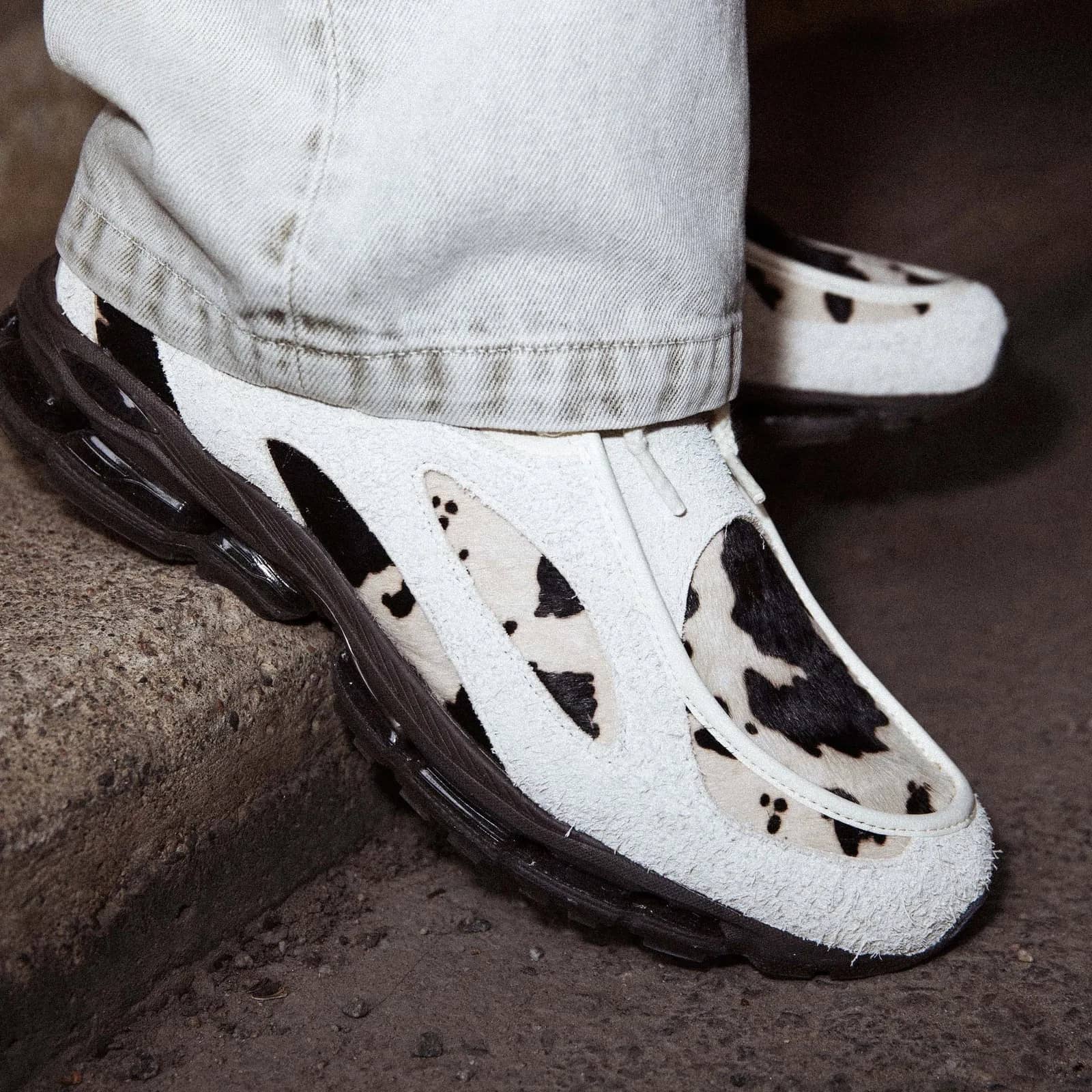 New Balance krem Abzorb 1890A sneaker, önden çapraz görünüm